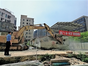 依法拆除32區(qū)4棟建筑物的行動紀實